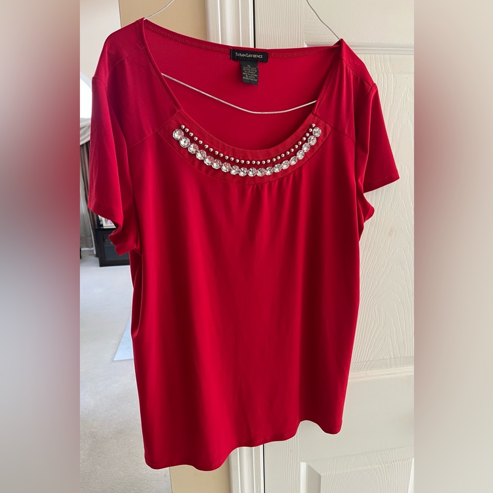 Susan Lawrence size XL
BEAUTIFUL ! Red Short Sleeve Top with Embellishments